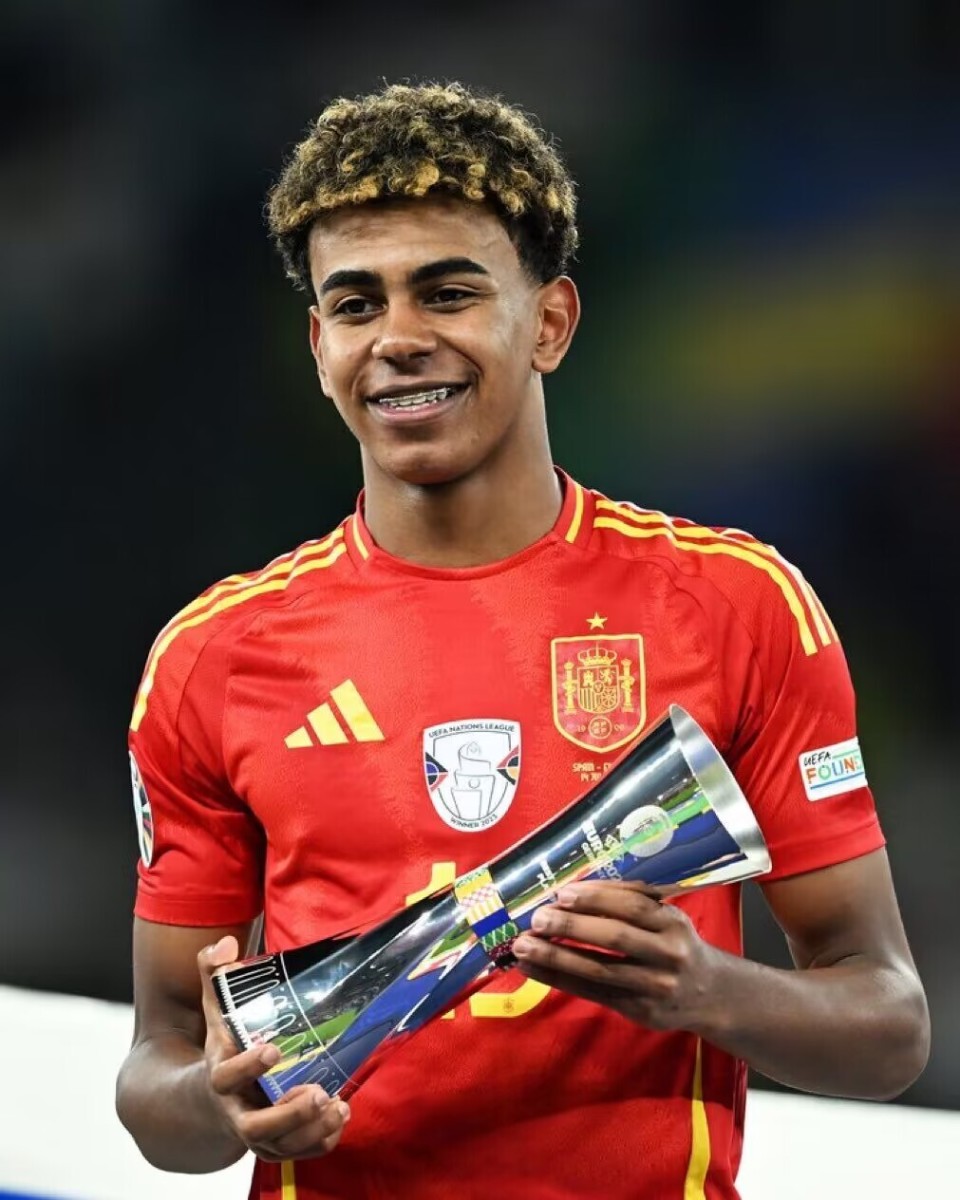 首圈，维斯塔潘起步良好抢到首位，皮亚斯特里挤进内线并过掉诺里斯上至第2，诺里斯第3。