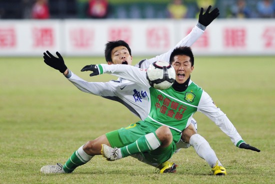 连丢2局！梁靖崑直摇头，孙颖莎耐心给他复盘，王艺迪一旁看热闹