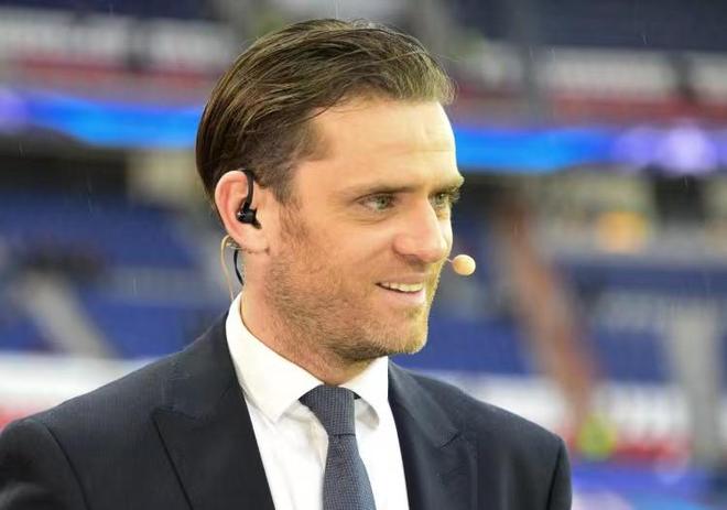 你故意的吧？范戴克防守传中时高举右手导致手球送点